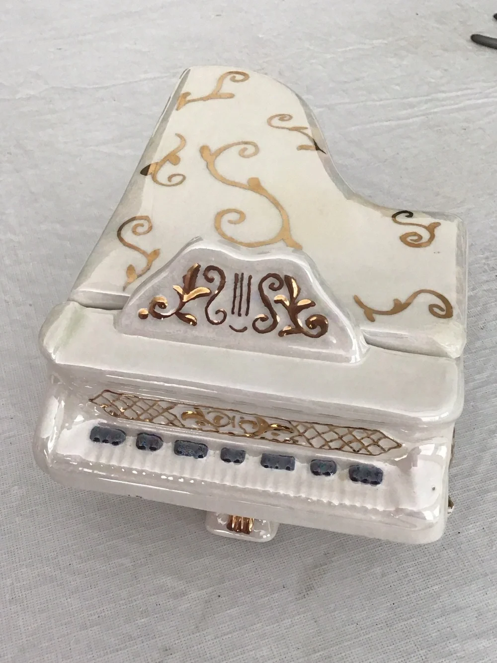 Ceramic White & Gold Grand Piano Jewelry Box.  #252